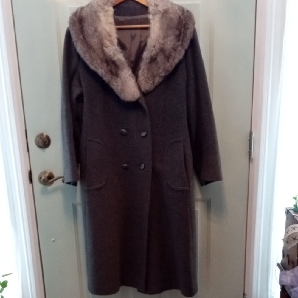 Elegant Gray Fur-Collar Women's Coat
